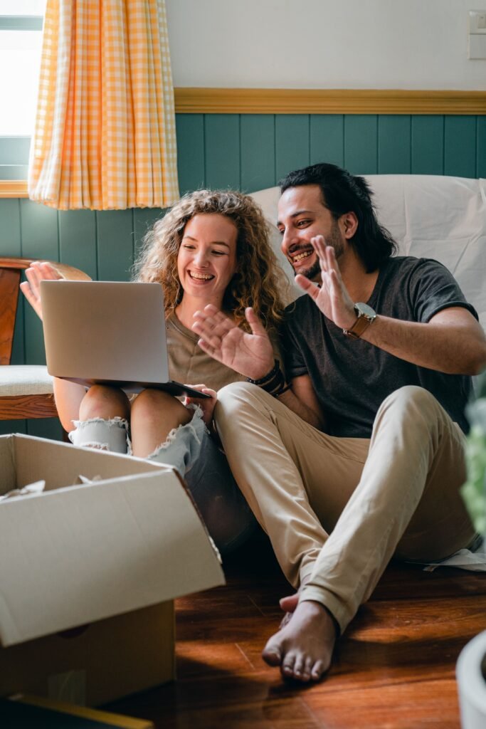 Couple en visioconférence sur un ordinateur portable, illustration d'un achat immobilier à distance
