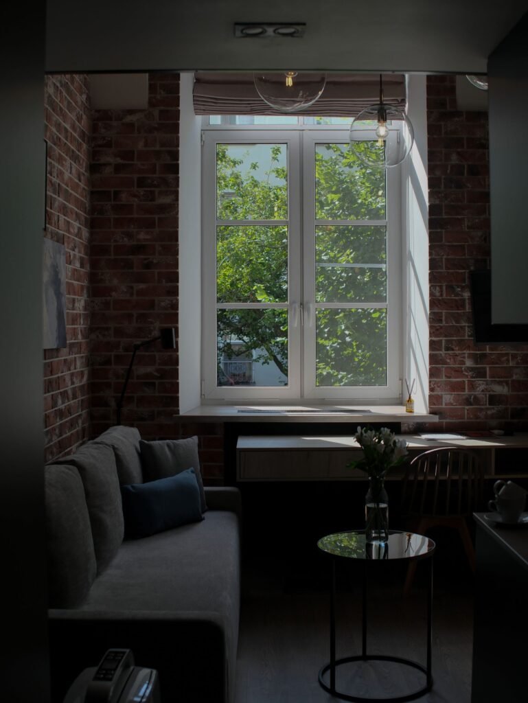 Intérieur d'un appartement moderne avec cuisine ouverte et salon confortable, illustrant les écarts de standing entre biens comparables
