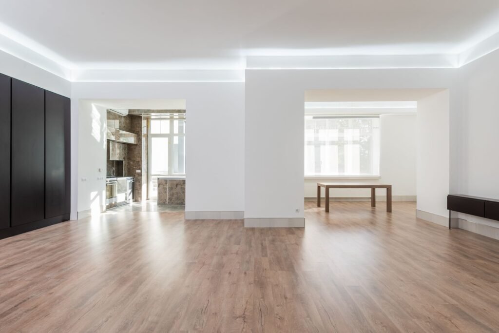 Appartement vide au design moderne et épuré, illustrant un bien qui reste sur le marché en attente d'acquéreur