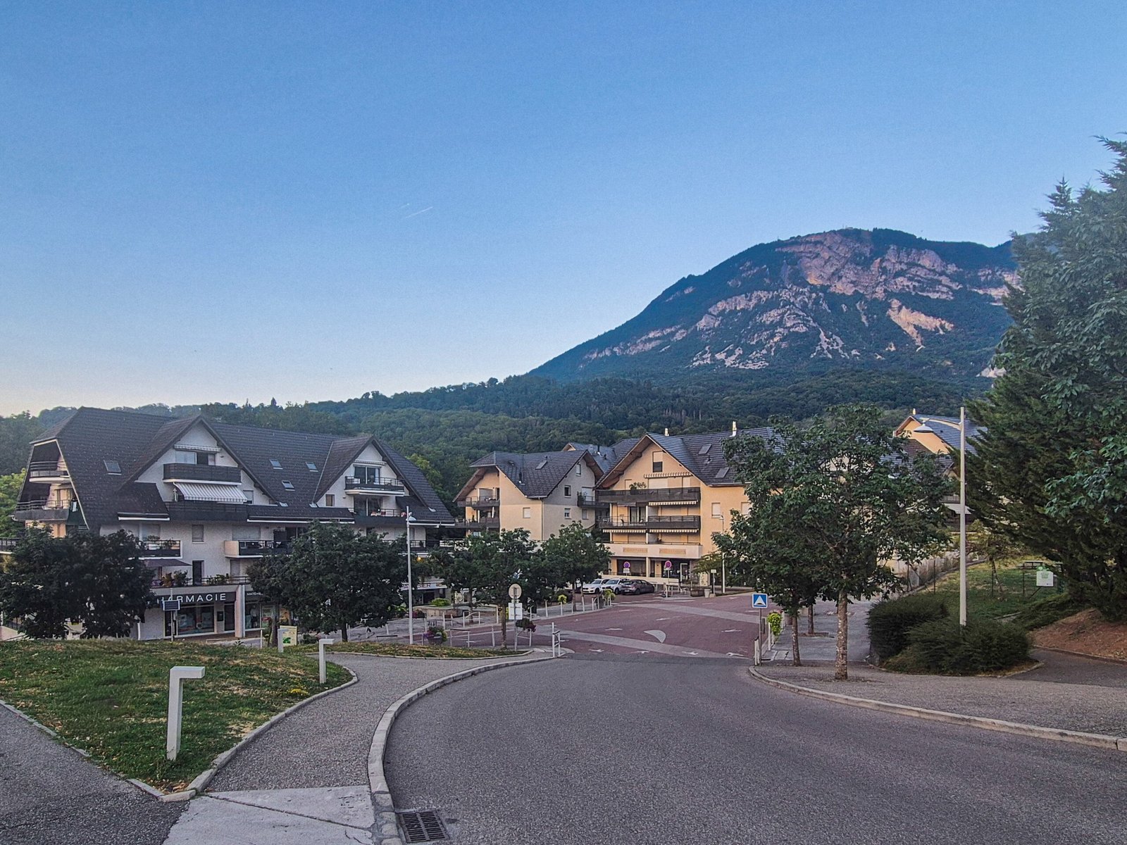 Centre-bourg de Mouxy avec ses commerces de proximité