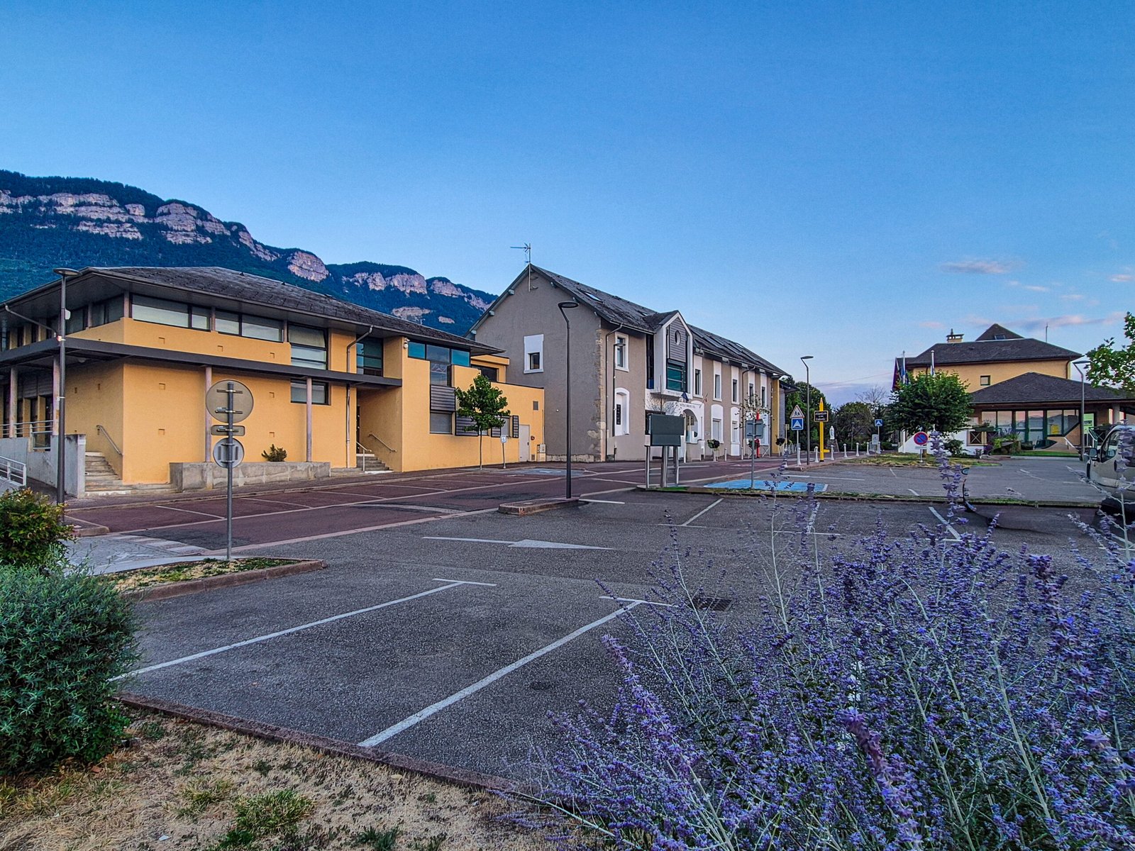École, mairie et bibliothèque de Mouxy