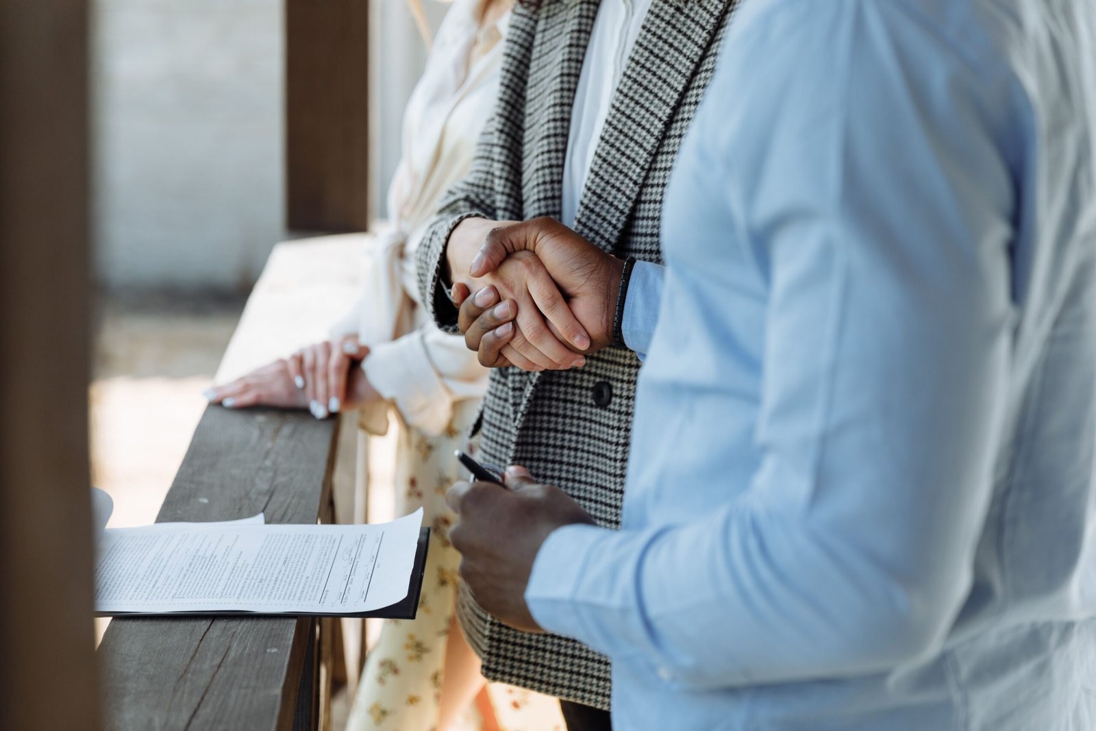 Poignée de main entre un client et un agent immobilier lors de la signature du mandat de recherche