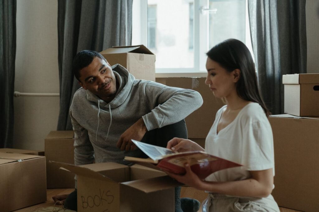 Couple emménageant dans son nouveau logement, cartons de déménagement