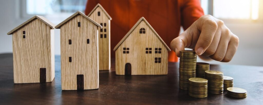 Maisons miniatures en bois et pièces de monnaie, investissement locatif