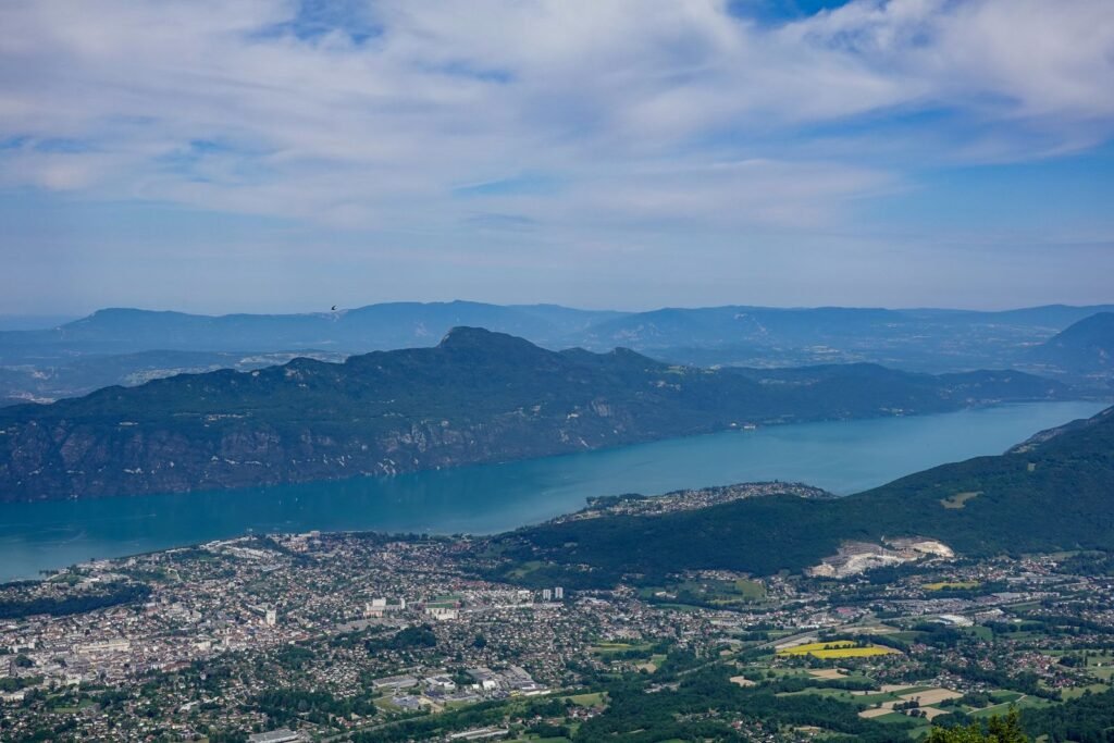 Vue aérienne du lac et de la ville d'Aix-les-Bains depuis le Mont Revard